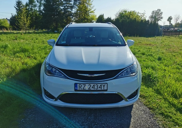 Chrysler Pacifica cena 98500 przebieg: 196900, rok produkcji 2017 z Rzeszów małe 781